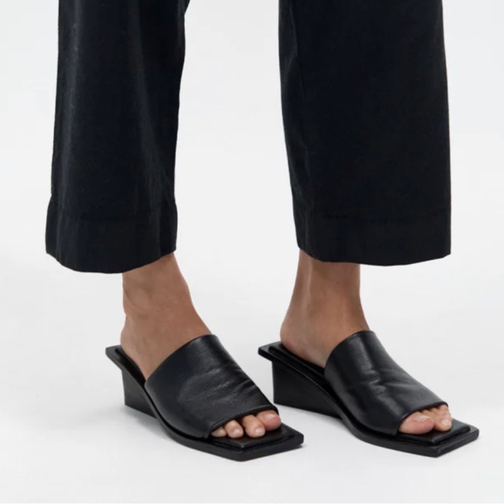 ST. AGNI 90S WEDGE HEEL - BLACK